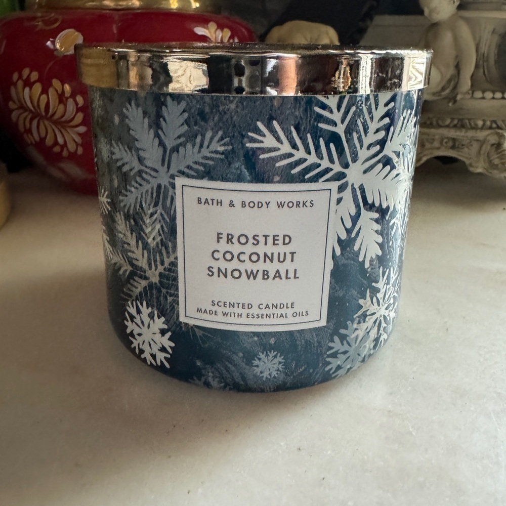 Bath & Body Works Frosted Coconut Snowball 3-Wick Candle (2020) – NEW